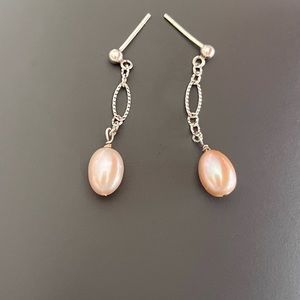 Sterling silver with two freshwater pearls earrings!
Missing earrings Backs